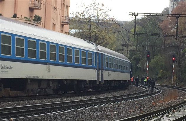 Rychlík mezi Smíchovem a Vyšehradem usmrtil člověka, provoz na trati je přerušen