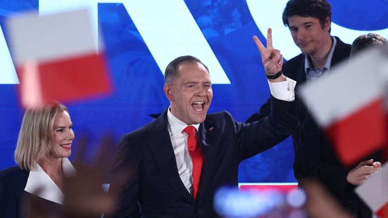 Polsko má nového prezidenta. Bývalý fotbalový chuligán může zavařit premiéru Tuskovi