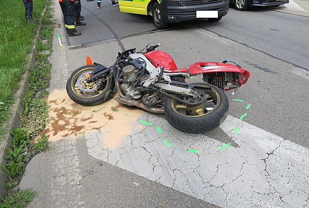Motorkář se spolujezdkyní riskantně ujížděl policii, honička má hořký konec