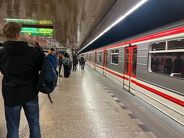 Opět stojí skoro celá trasa metra. Na áčku vběhlo do tunelu štěně vlčáka