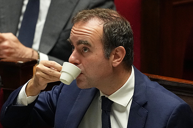 Lecornuova křehká vláda přežila ve Francii dvě hlasování o nedůvěře