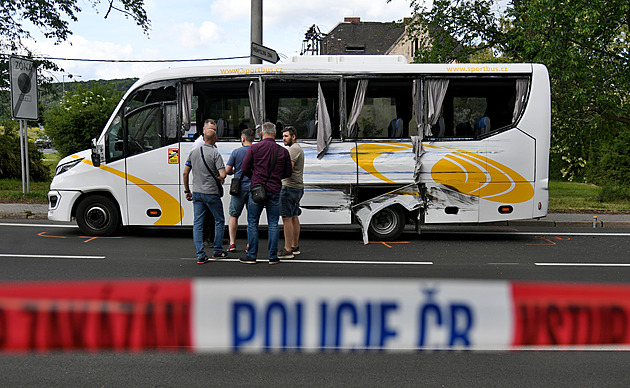 Zfetovaný narazil do autobusu a ujel. Policie muže viní ze dvou trestných činů