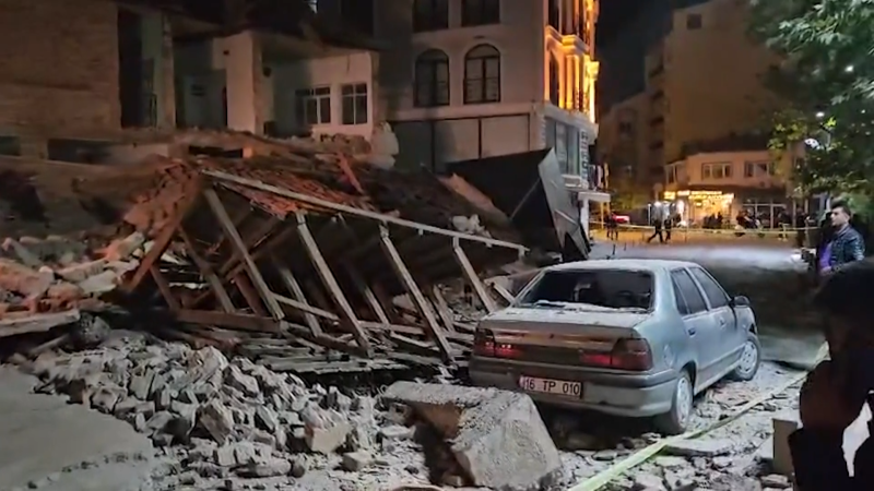 Turecko zasáhlo silné zemětřesení. Záběry zachycují hroutící se domy