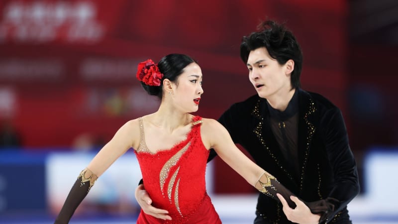 Aféra krasobruslařů: Čínský pár si pohrával s plyšovou jadernou střelou, ukazují záběry