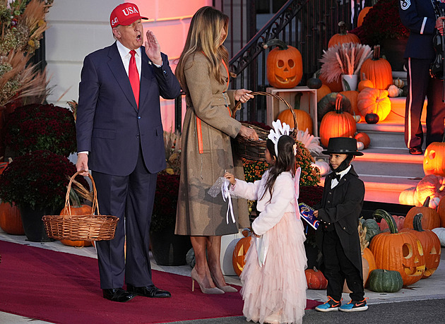 Trump rozdával sladkosti koledníkům. Zopakoval kousek s čokoládou „na hlavě“