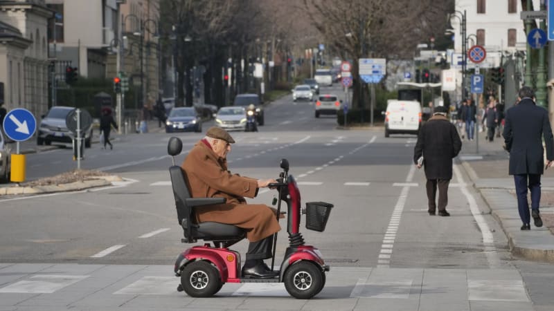 Senior se proháněl po čtyřproudé silnici na elektrovozíku. Zpomal, měří se tu, rýpl si řidič