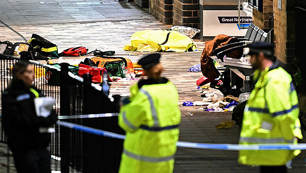 „Všude byla krev.“ Po útoku nožem ve vlaku v Anglii bojují dva lidé o život