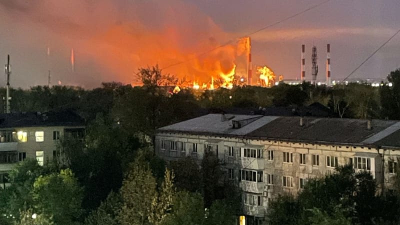 Po útoku dronů hoří rafinerie v ruském Saratovu. Noční útoky hlásí také Ukrajinci