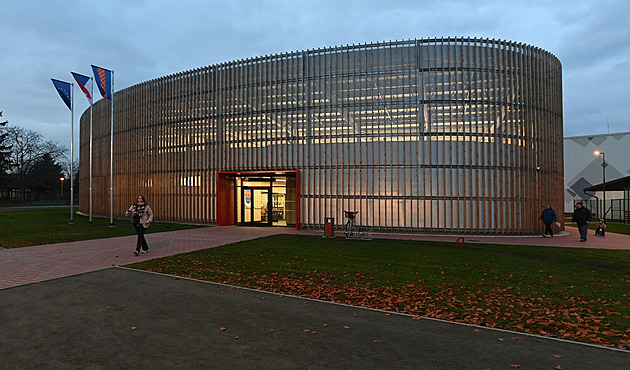 Kojetín má zimní arénu za sto milionů, v létě bude patřit tenisu a florbalu