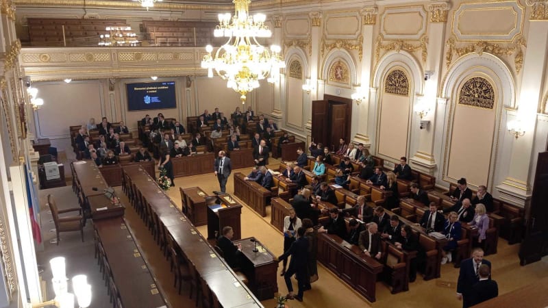 ON-LINE: Boj o křesla ve vedení Sněmovny vrcholí. Zuby si brousí Skopeček či Richterová