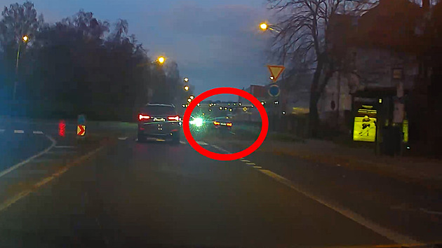 Kruháč vzal zleva, při předjíždění boural. Řidič ve Varech zběsile ujížděl hlídce