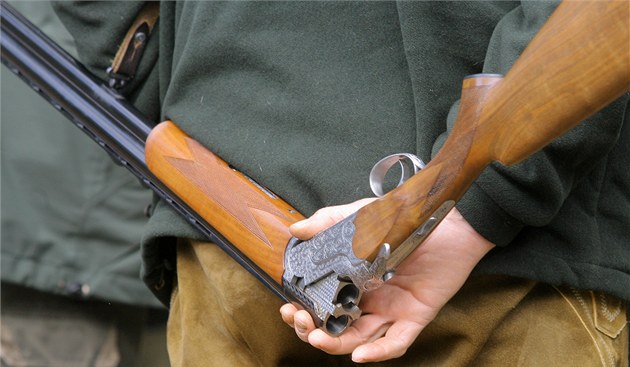 Zastřelení myslivce na Tachovsku řeší policie jako nedbalost, muž byl na místě mrtvý