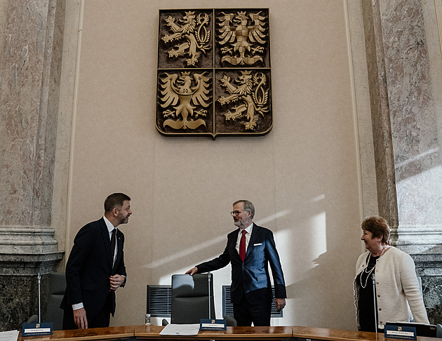 Končící vláda jednala o miliardách pro školství, chybí pro nepedagogy