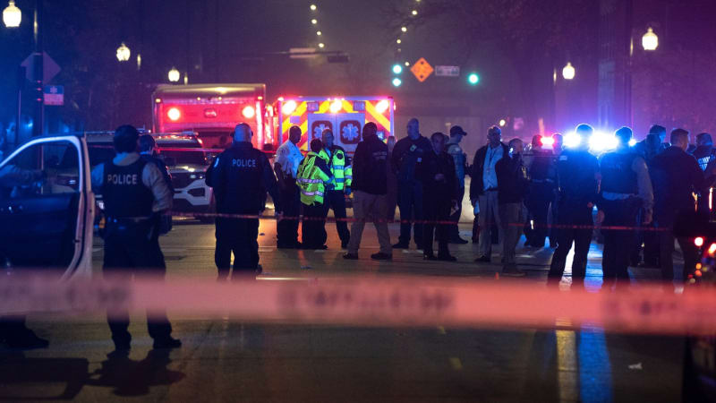 Smrt u vánočního stromečku v USA: Střelbu nepřežil 18letý mladík, policie sčítá zraněné