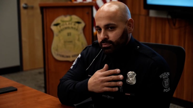 Drama s dojemným koncem. Policista v USA oživil půlroční miminko, chlapec mu pak usnul v náručí