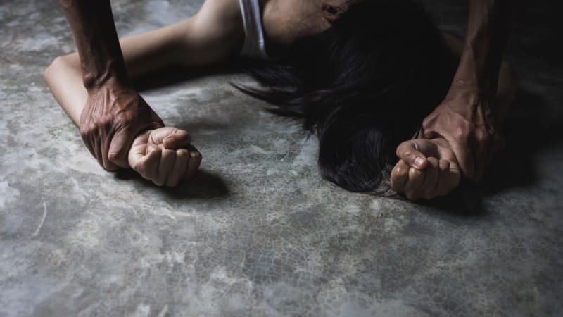 Dívky zotročil, bil a nutil k nechutnostem. Muž z Karlových Varů stráví za mřížemi 10 let