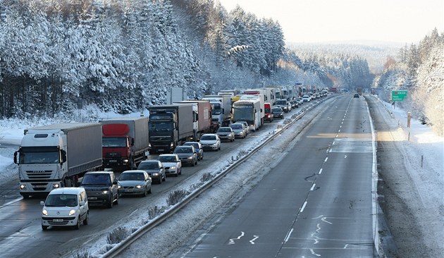 Řidiči i chodci, pozor. Po celém Česku hrozí silné náledí i námraza