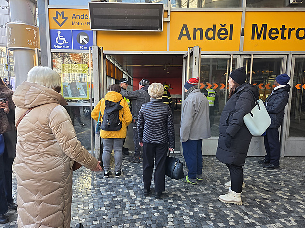 Ve stanici metra Anděl skočila žena pod soupravu, část linky B stojí