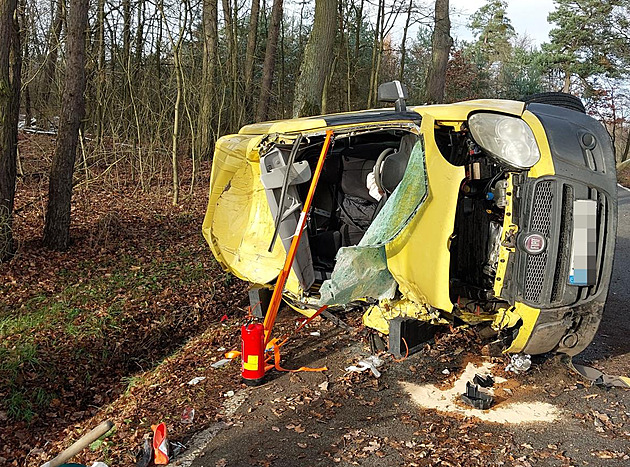 Náraz do stromu otočil auto přes střechu. Řidič nadýchal skoro 2,5 promile