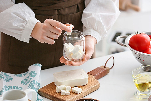 Oblíbený sýr feta může zdražit. Řečtí farmáři bojují s neštovicemi u koz a ovcí