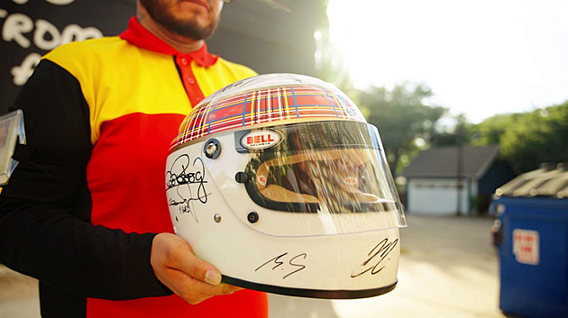 Pavián, sochy medvědů i podepsaná přilba. To jsou nejzvláštnější zásilky DHL