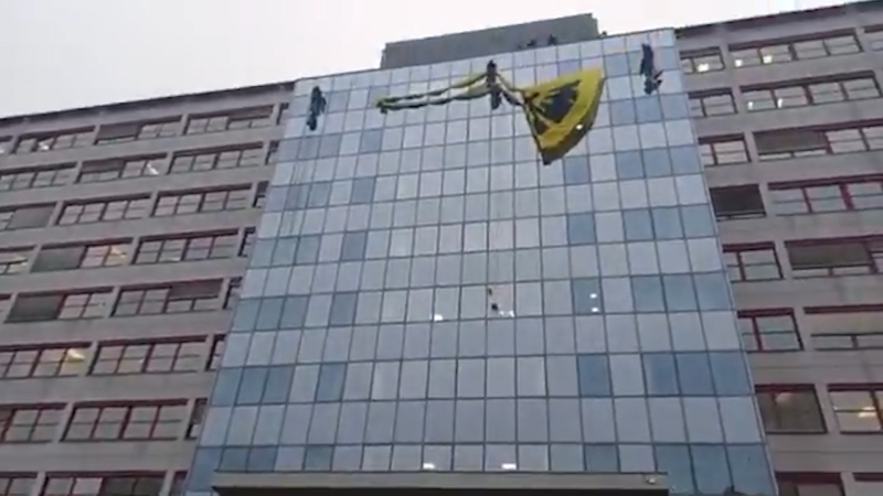 Policejní zásah ve Vršovicích: Odpůrci Macinky vylezli na budovu ministerstva