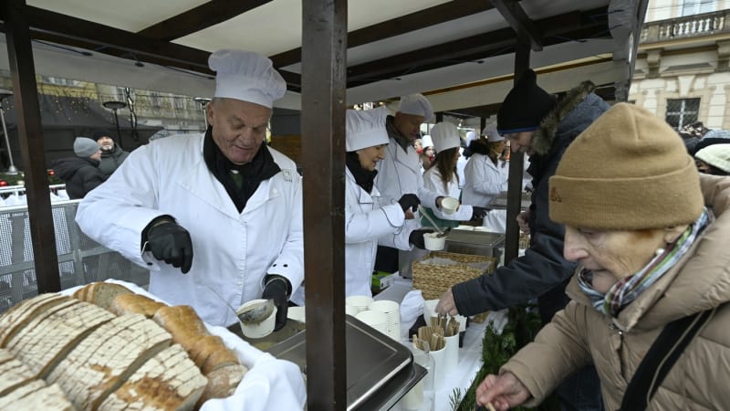 O rybí polévku v centru Prahy byl velký zájem. S vydáváním pomohl i primátor Svoboda