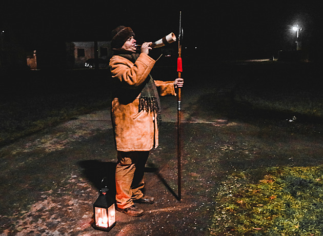 Volský roh, beranice, lucerna a halapartna. Ponocného Hanuse ovlivnil Lada