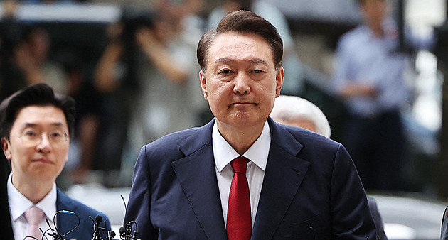 Jihokorejská prokuratura chce deset let vězení pro exprezidenta, bránil se zadržení