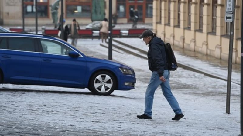 VÝSTRAHA před ledovkou: Hrozí úrazy i komplikace v dopravě kvůli mrznoucím dešťům