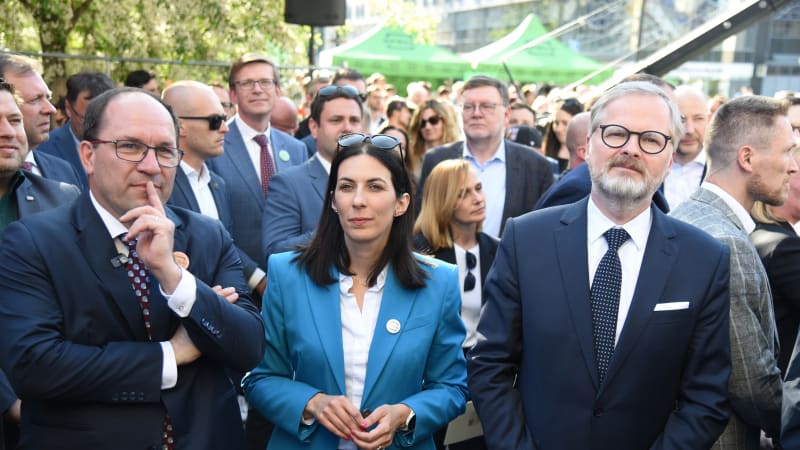 Odchod Pekarové, vítězný Babiš i vše komentující Kalousek. Jaký byl politický rok 2025?