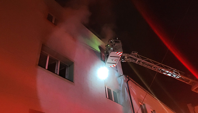 Hořelo v bytech školy na Olomoucku. Hasiči zachraňovali pět lidí a psa