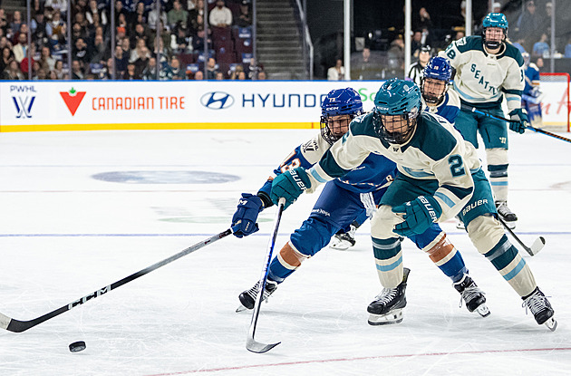 Hit jak od Gudase, jenže zakázaný. Češka v ženské NHL srazila sokyni, fandové se diví