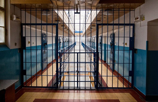 Trestanec se chtěl prokopat z věznice, improvizovaným nářadím dloubal do zdi