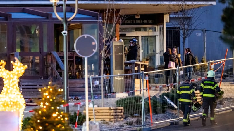 Svíčky příliš blízko stropu. První závěry vyšetřování odhalují příčinu tragédie ve Švýcarsku