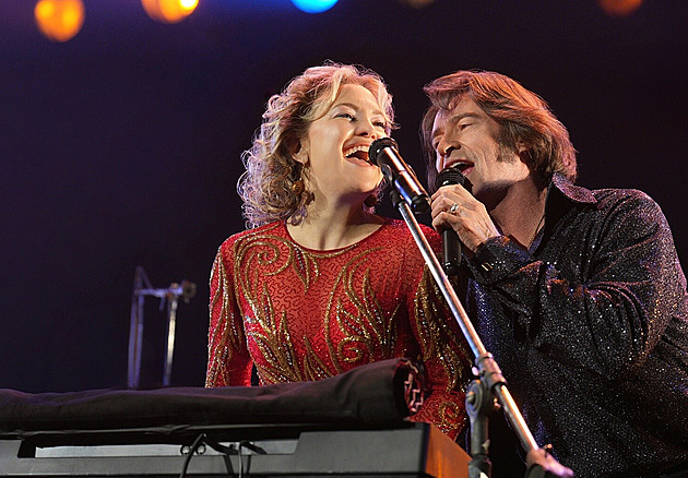 RECENZE: Kýč? Tento příběh se ale stal. Hudsonová a Jackman zpívají Smutný song