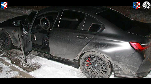 Muž se třemi zákazy řízení ujížděl až dvoustovkou, útěk zhatily i stopy ve sněhu