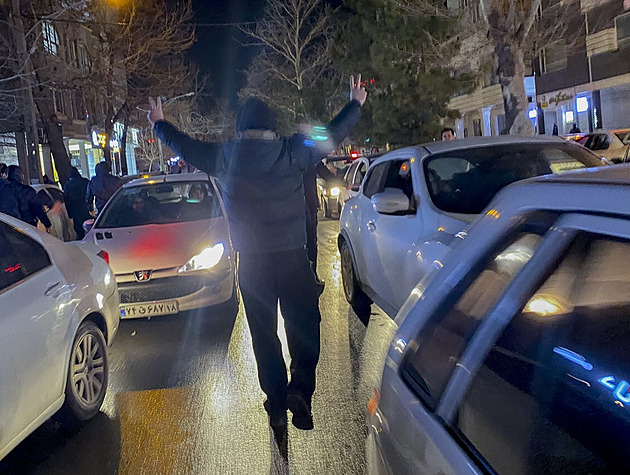 Krvavé protesty v Íránu pokračují, mrtvých je už 35 včetně čtyř dětí