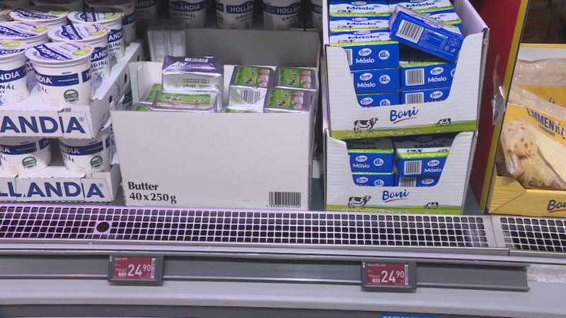 Máslo dál zlevňuje, v obchodě ho koupíte za 25 korun. Katastrofa, stěžují si mlékárníci