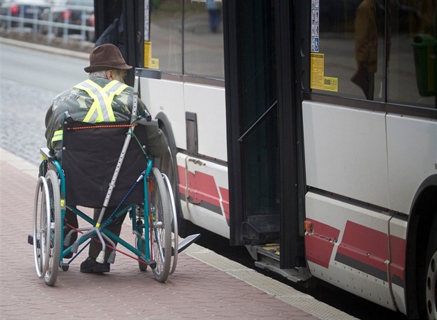 Zákaz elektrokoloběžek v MHD neplatí pro všechny. Držitelé ZTP mají výjimku