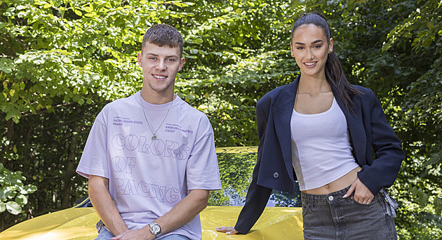 Závodník Salač a miss Mörwicková se vzájemně sledují v mobilech. Řekli proč