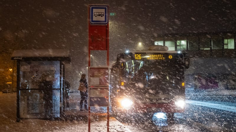 Vysoký stupeň nebezpečí: Silné sněžení komplikuje dopravu v Česku, platí zpřísněná výstraha