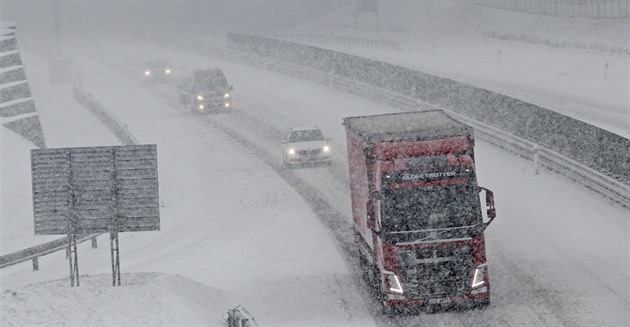 Další komplikace na zasněžené D5. U Kladrub uvázl v kopci kamion, dálnice stojí