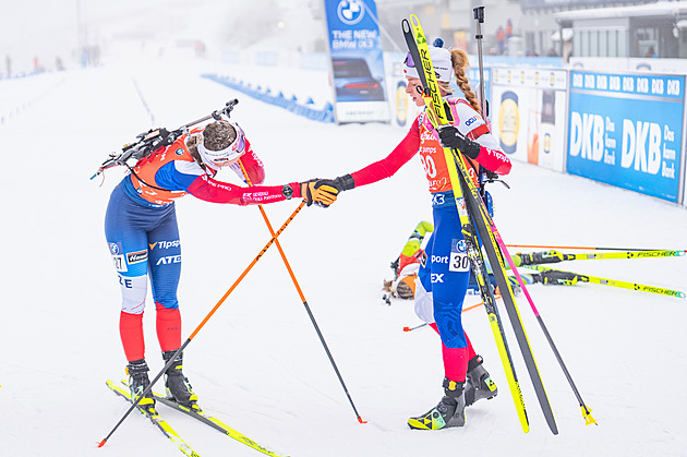 Biatlon ONLINE: Ženy bojují ve štafetě. Jislová rozjela pomalu, teď Charvátová
