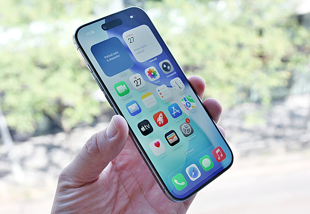 Nechtěné smartphony jsou cenový hit. Výrazně zlevnil i jeden nový iPhone