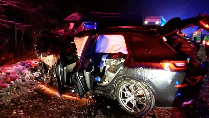 Srážka pěti aut na Karlovarsku: Zranilo se několik mladých lidí, provoz je omezen