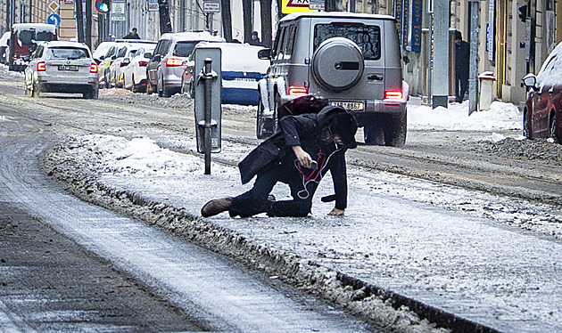 Pražské urgenty jsou přetížené, záchranka kvůli náledí aktivovala traumaplán