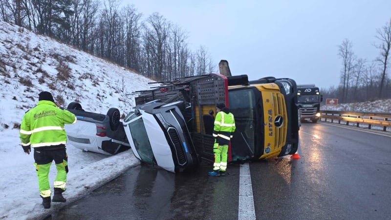 ON-LINE: Česko ochromila ledovka. Přibývá nehod i zraněných, komplikace hlásí i letiště