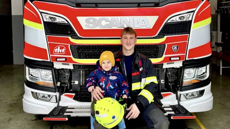 Zachraňuje druhé, nyní hasič Jiří prosí o pomoc: Syn Theo bojuje s těžkou poruchou sluchu