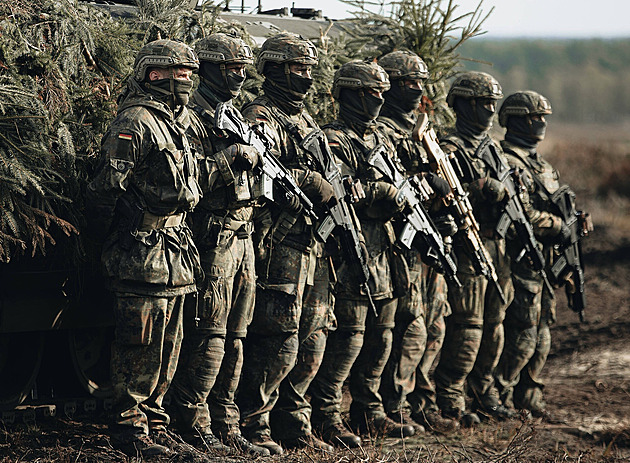 Hajlování, exhibicionismus... Německo řeší skandál u výsadkářů, padly tresty